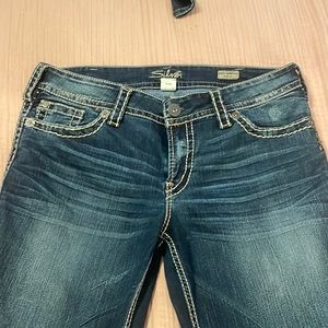 Worn 3 times. Women’s silver jeans- like new. “Suki surplus” bootcut